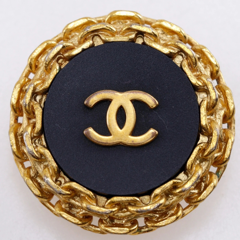 CHANEL Vintage Black Logo Earrings - Picture 8 of 15